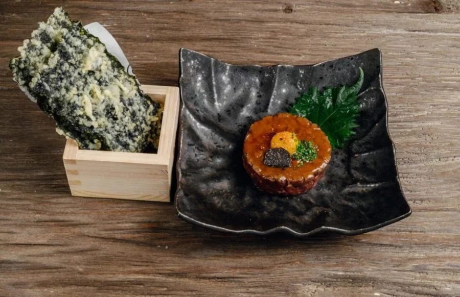Тар тар из мраморной говядины с мисо и чипсами нори в ресторан Ikura Izakaya Nikkei by WRF