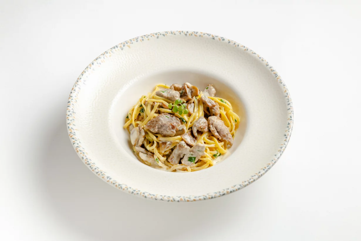 Лингвини с телятиной и шампиньонами в ресторан Mario Trattoria
