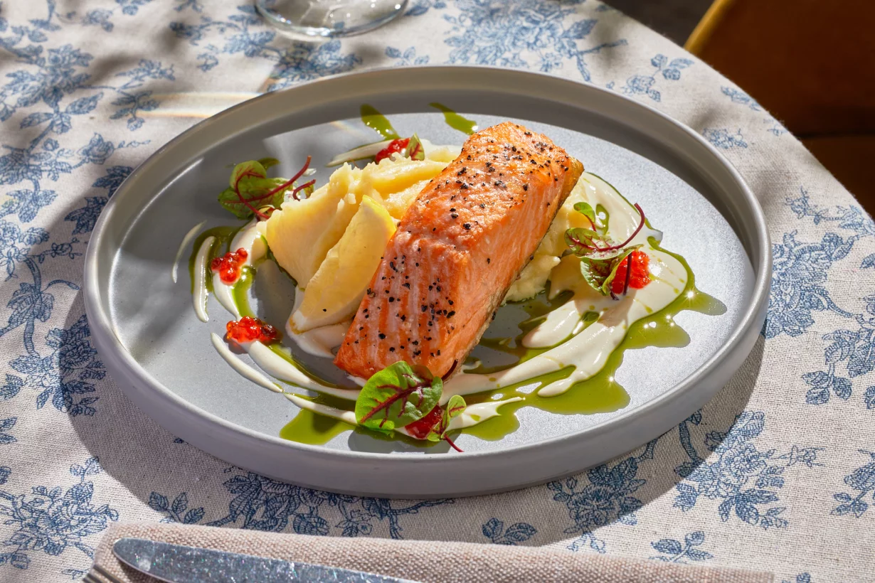 Стейк из лосося с картофельным пюре в ресторан Большая кухня