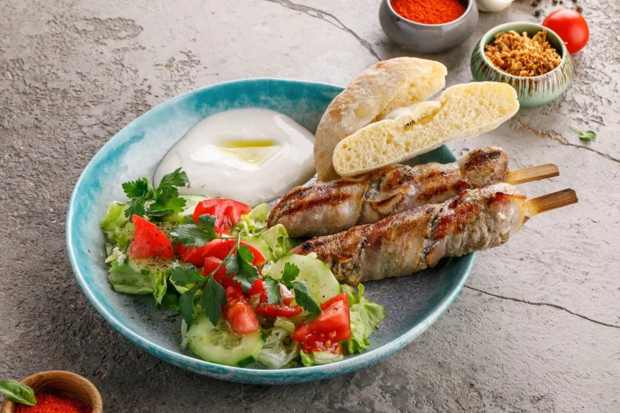 Ражничи из курицы в беконе в ресторан Вкусновица