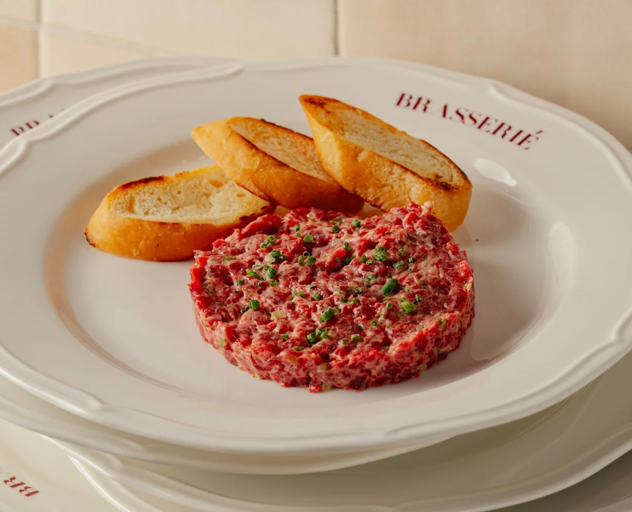 Тартар из говядины с картофелем фри и листьями салата в ресторан Brasserie by Academia