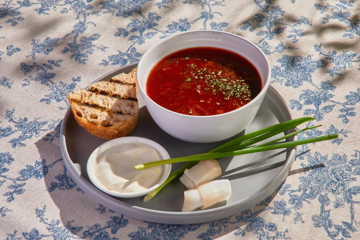 Борщ с томленой говядиной и сметаной в ресторан Большая кухня