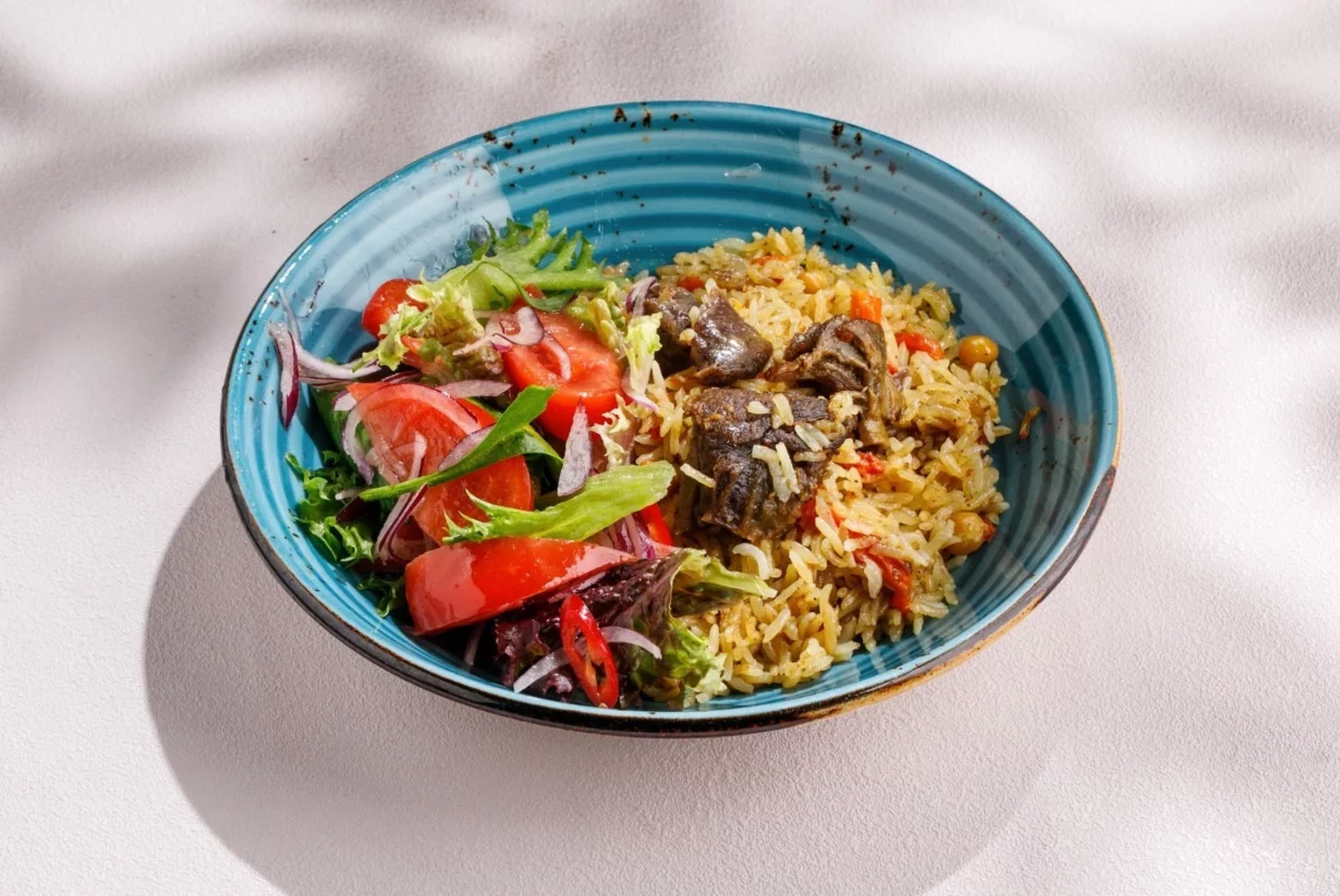 Ташкентский плов с салатом из свежих овощей в ресторан Чайхана Пахвала & Вкусновица