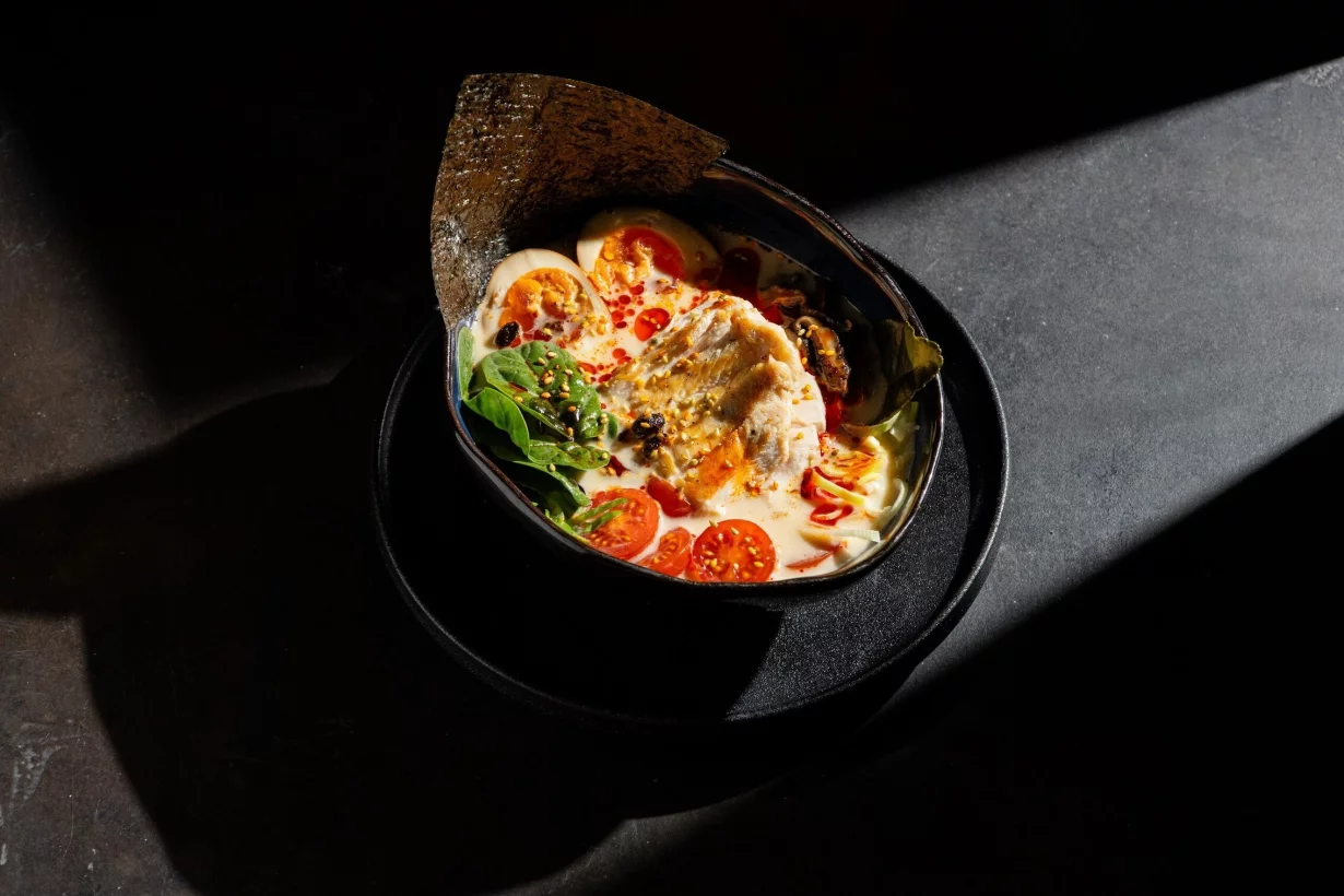 Сливочный кокосовый рамен с курицей в кальянная Tangiers Lounge Vokzal