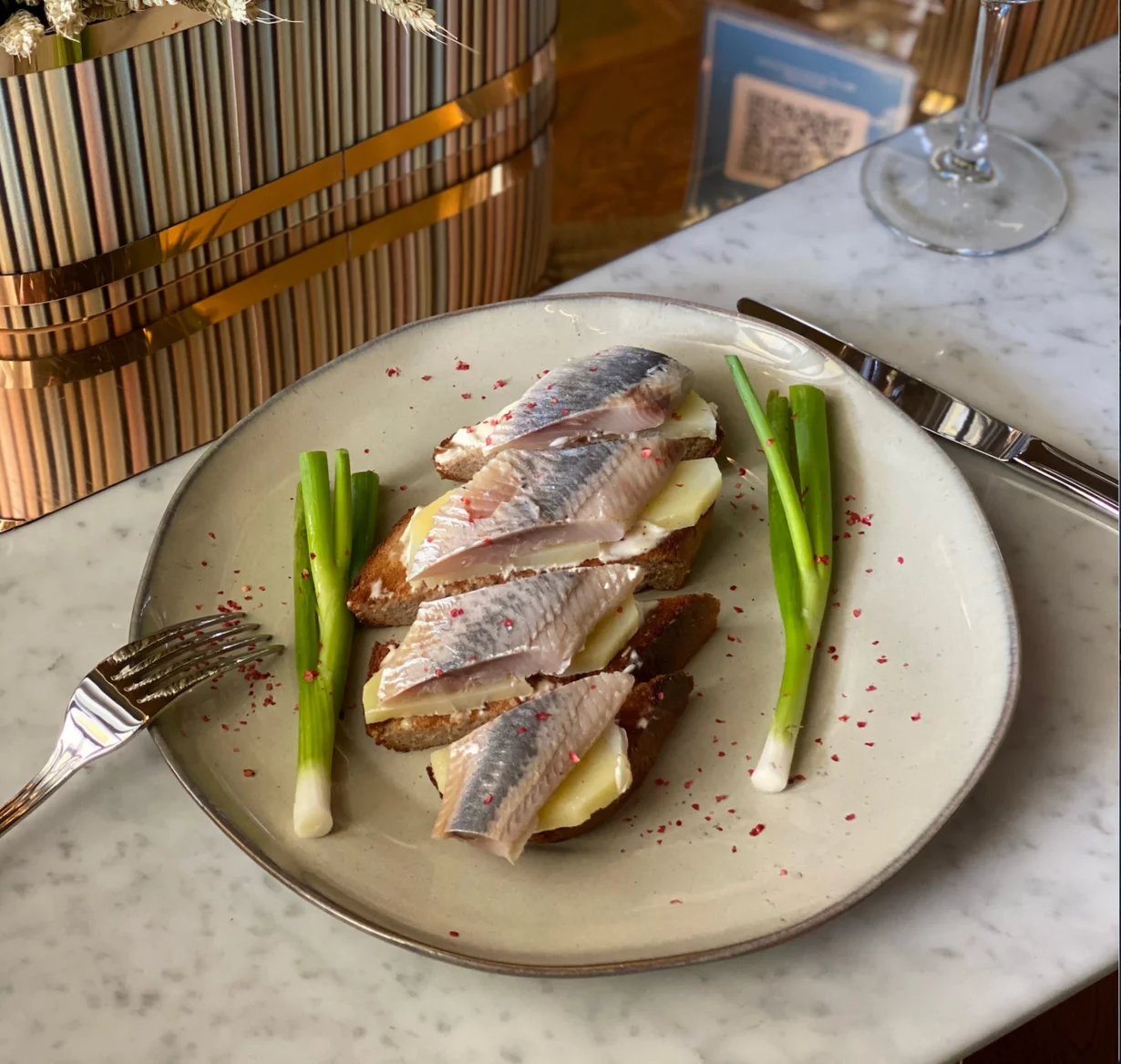 Бутерброд с сельдью в ресторане Волга-Волга