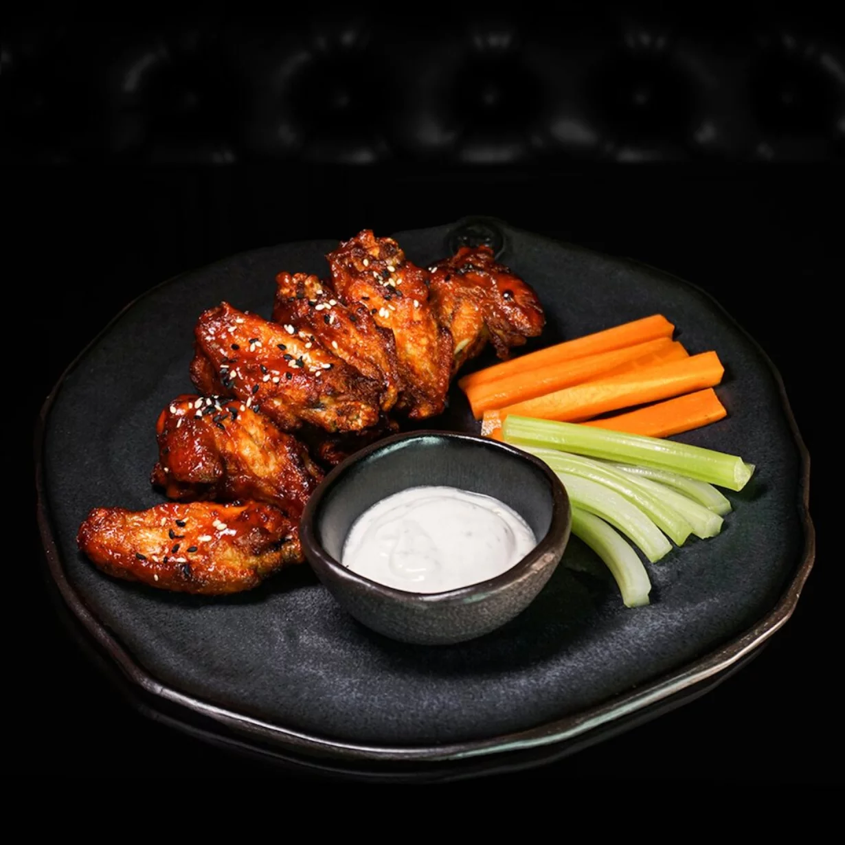 Куриные крылья барбекю в лаунж Tangiers Lounge Pokrovka