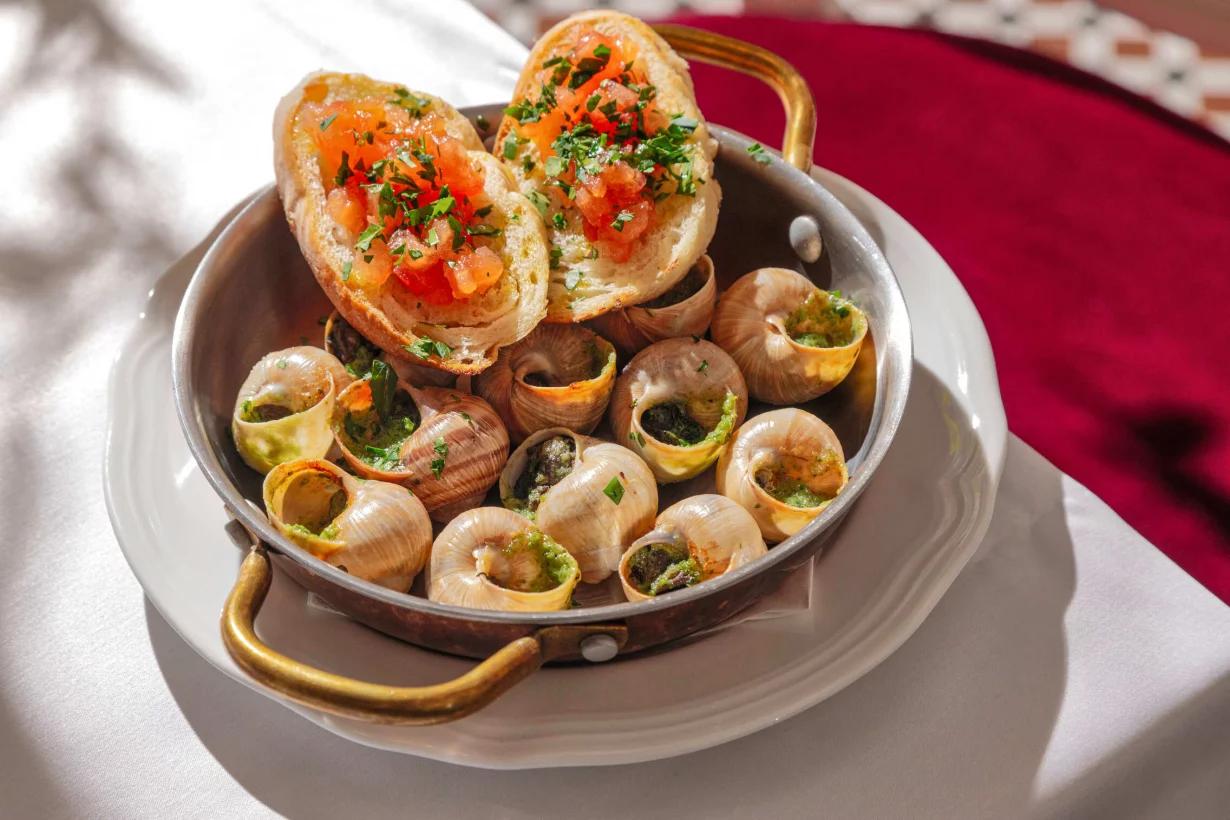 Улитки с чесночным маслом и гренками в ресторан Фюнамбюль