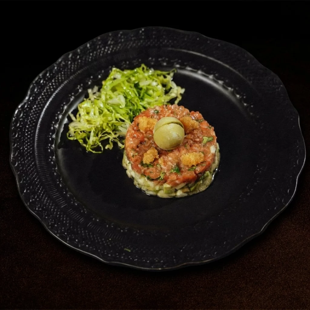 Северный тартар из лосося, икры щуки и хрустящего салата в лаунж SOHO lounge