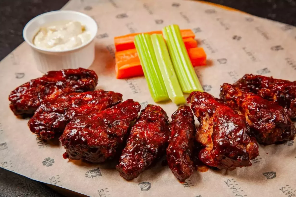 Куриные крылышки в паб Harat’s Irish Pub