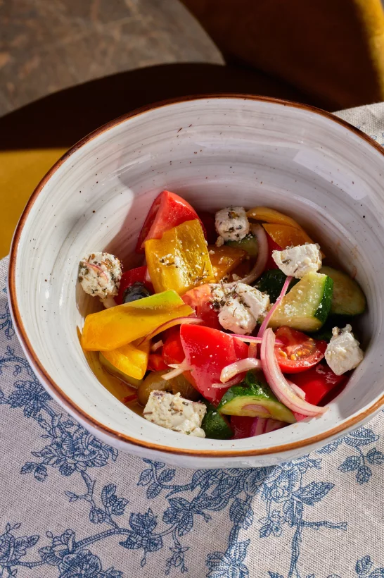 Греческий салат с маринованной фетой в ресторан Большая кухня