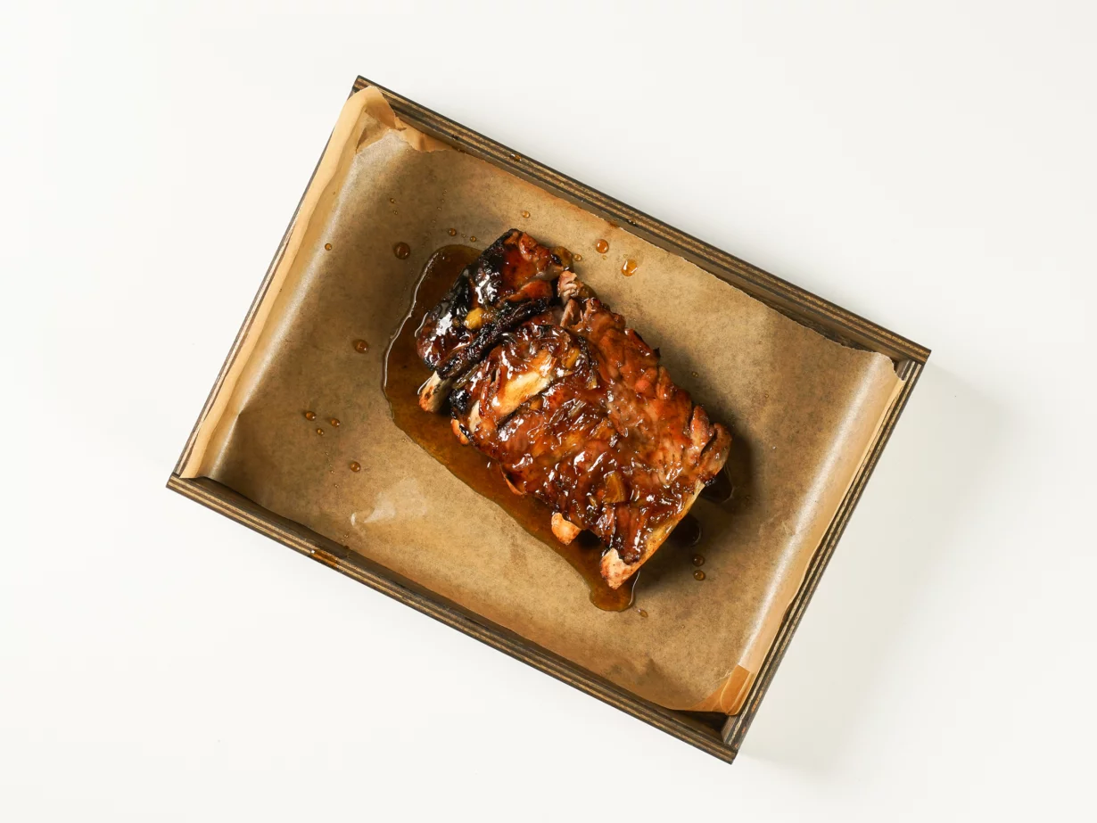 Рёбра BBQ в классическом соусе с картофелем айдахо в бургерная Ribronx