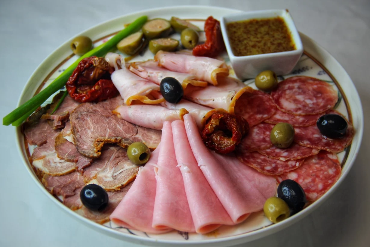 Мясное ассорти в ресторан Дунай