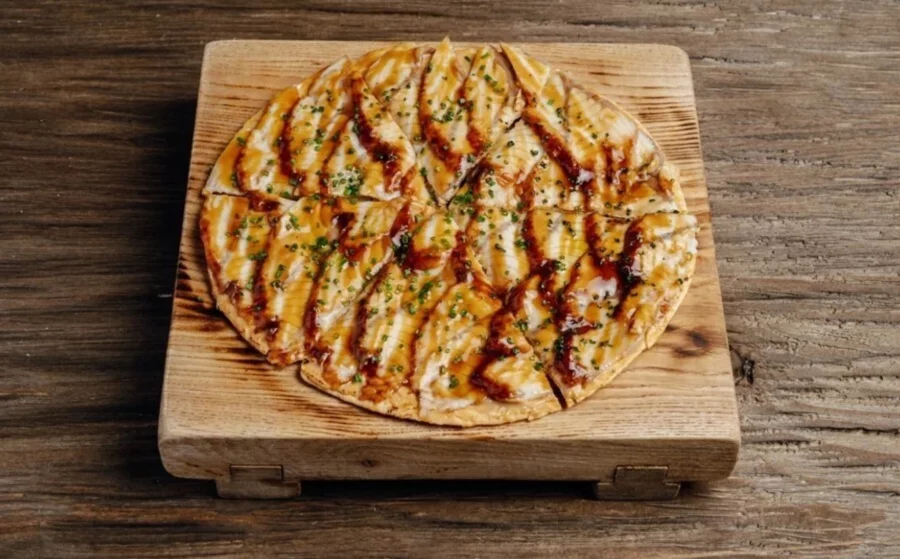 Тостадитос с копченым угрем и сибулетом в ресторан Ikura Izakaya Nikkei by WRF
