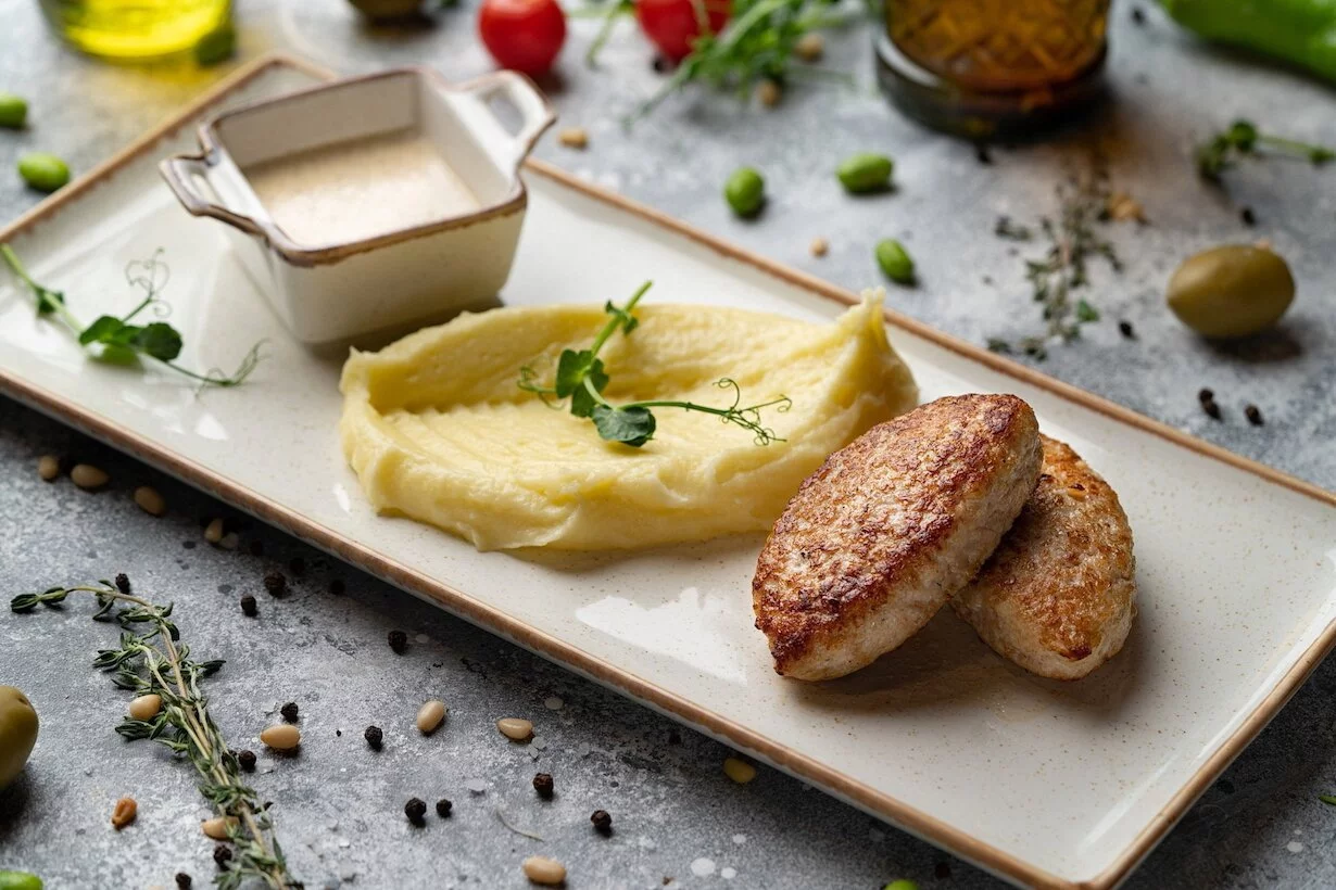 Куриные котлеты с картофельным пюре и трюфельным соусом в ресторан Cedro