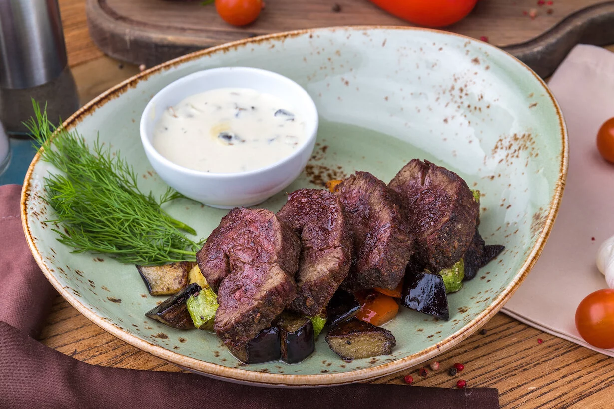 Медальоны с овощами гриль и грибным соусом в лаунж Nebo Lounge&Bar