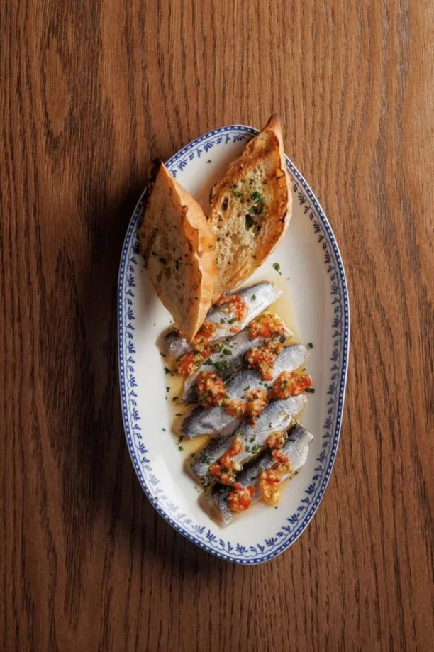 Маринованные сардины с чесноком и красным перцем в ресторан FRESA