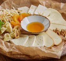 Сырная тарелка по-грузински в ресторан Qartuli Царская площадь