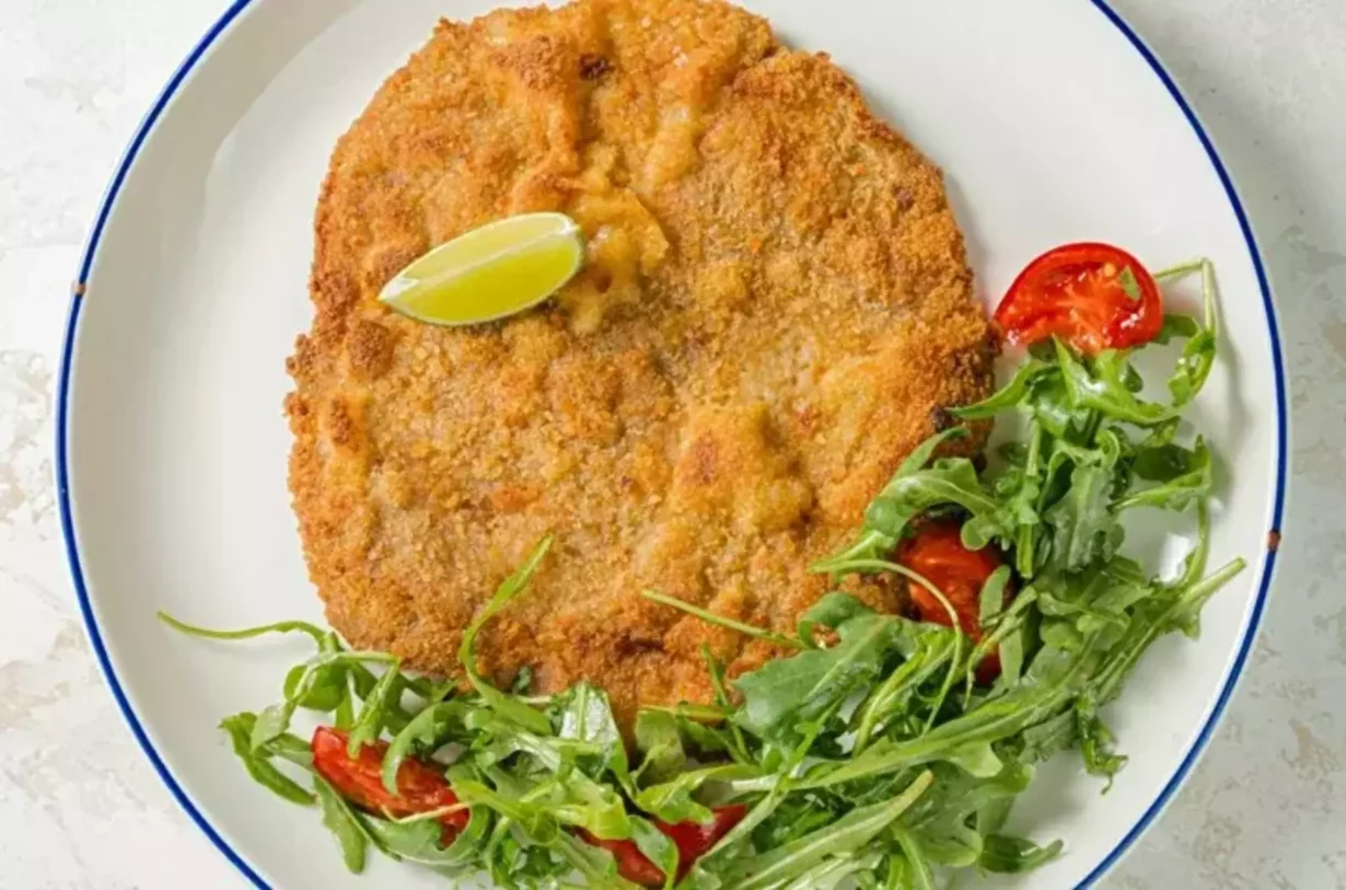 Австрийский шницель в ресторан Plaza Garden Café