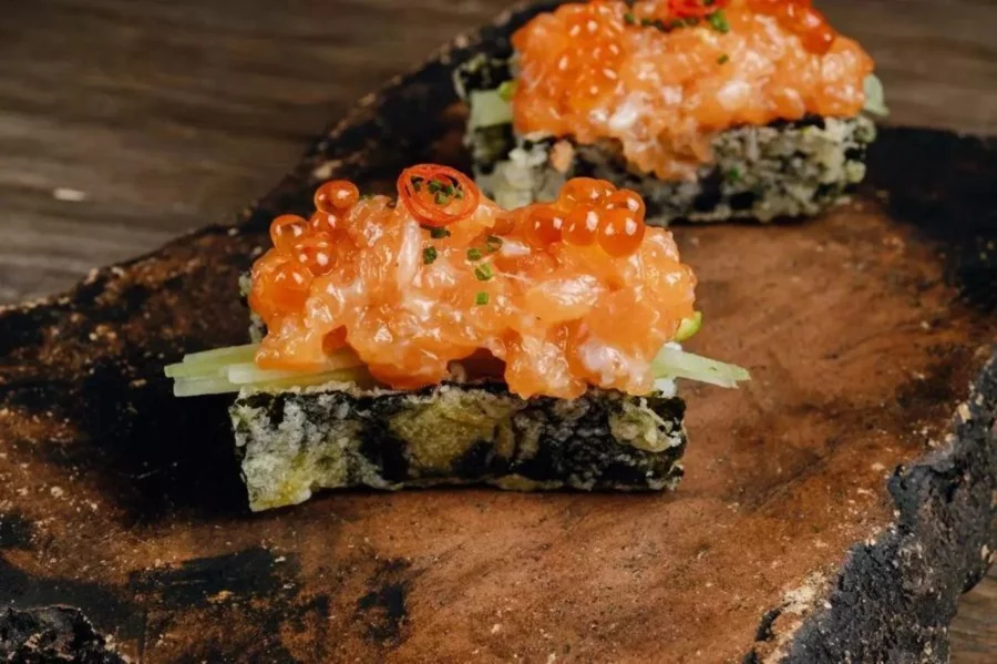 Темаки лосось в ресторан Ikura Izakaya Nikkei by WRF