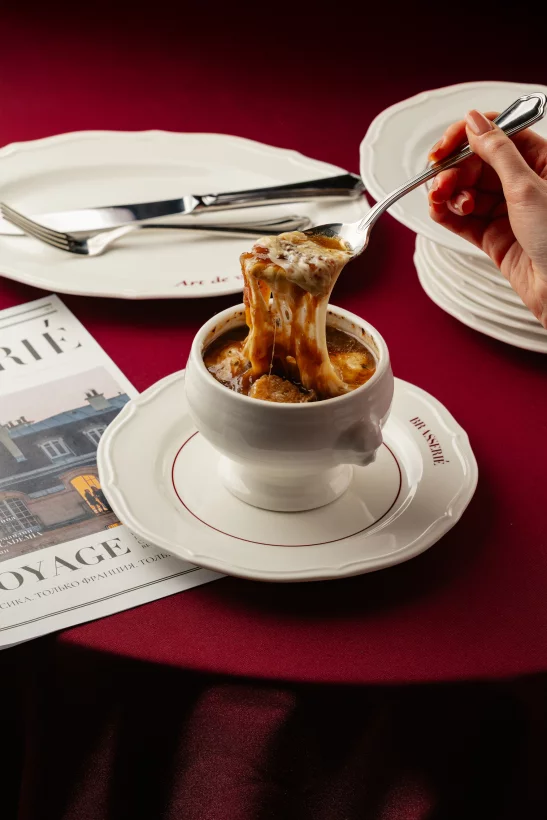 Луковый суп с сыром comte в ресторан Brasserie by Academia
