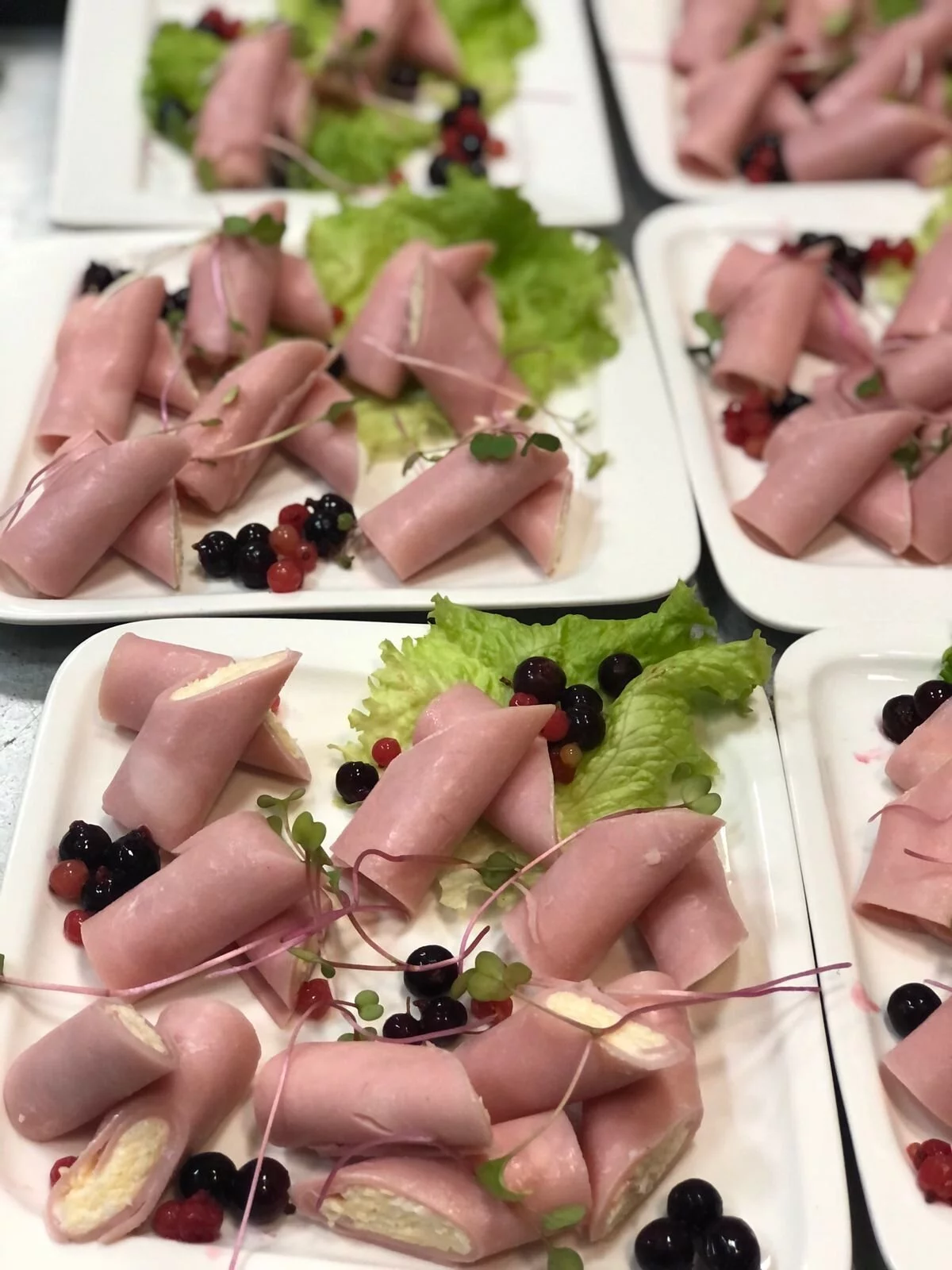 Рулетики из ветчины с нежным сыром, чесноком и паприкой в банкетный зал Le Glamour
