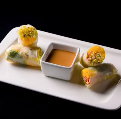 Фреш ролл из рисовой бумаги с мясом краба, спелым манго и огурцом в ресторан Mandarin