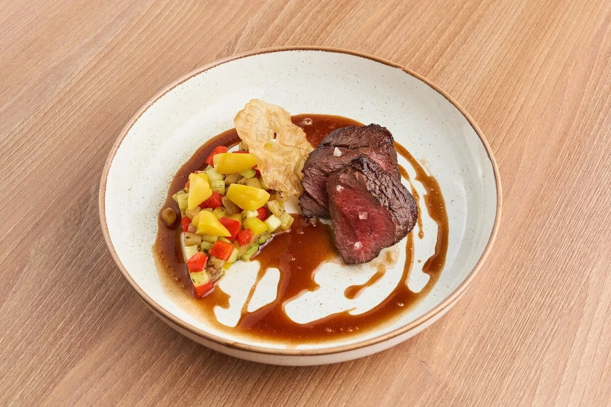 Стейк из говядины с соусом «Глинтвейн» и баклажаном в кафе Bistrot 44