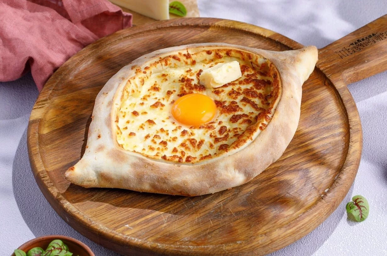Хачапури Аджарули в ресторан Чайхана Пахвала & Вкусновица