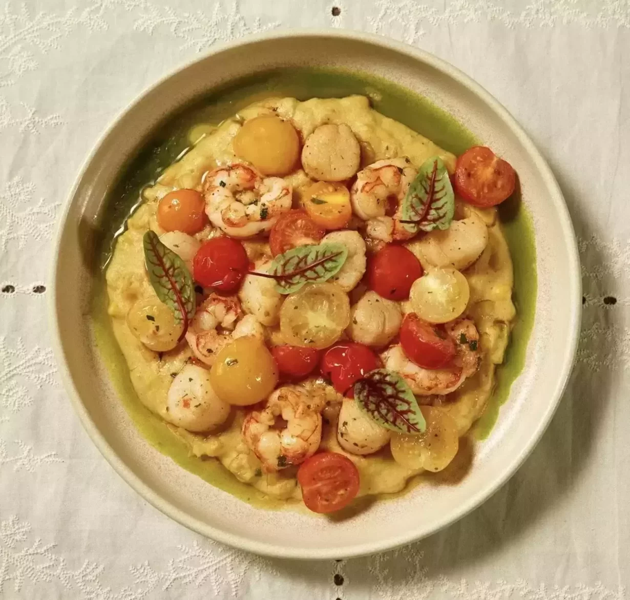 Гребешки и креветки с кукурузной кашей в ресторан Банщики