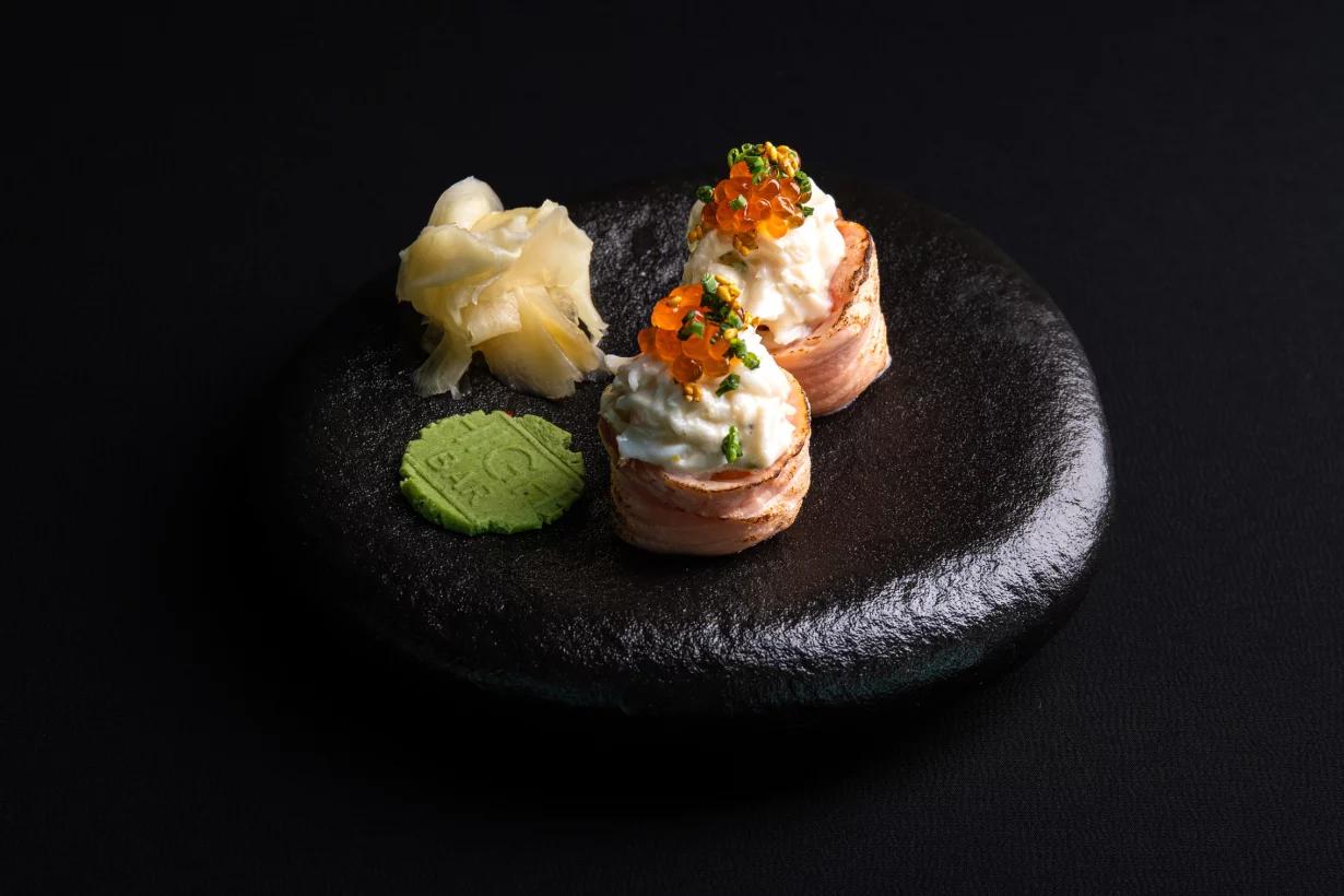 Абури с лососем крабом и красной икрой в бар High Bar