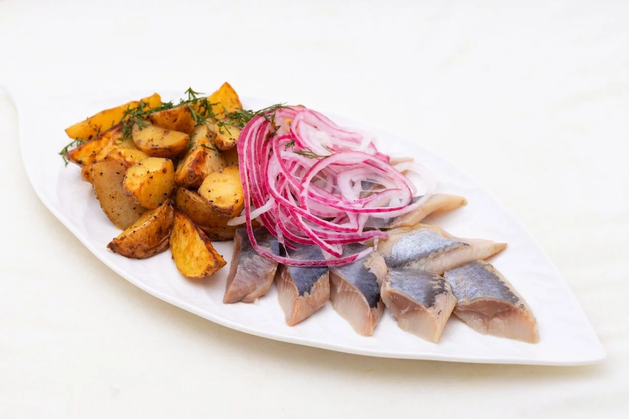 Сельдь по-русски (балтийская сельдь, отварной картофель, лук красный, зелень) в банкетный зал Поминальная трапезная «Помним-любим»