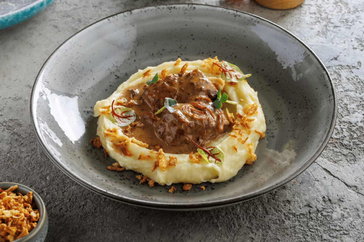 Телячьи щечки в сливочном демиглясе с пюре в ресторан Вкусновица