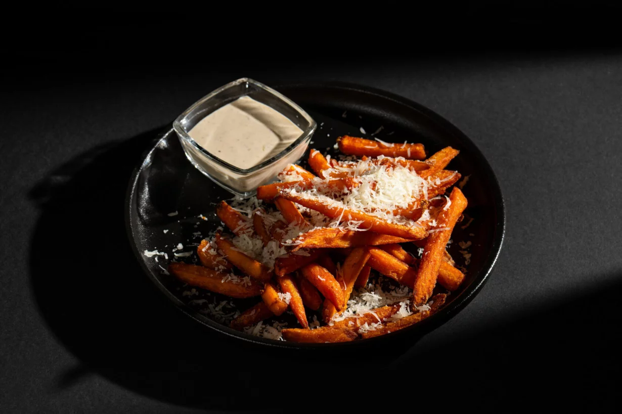 Батат фри с пармезаном и трюфельным соусом в лаунж Cocos Lounge Bar