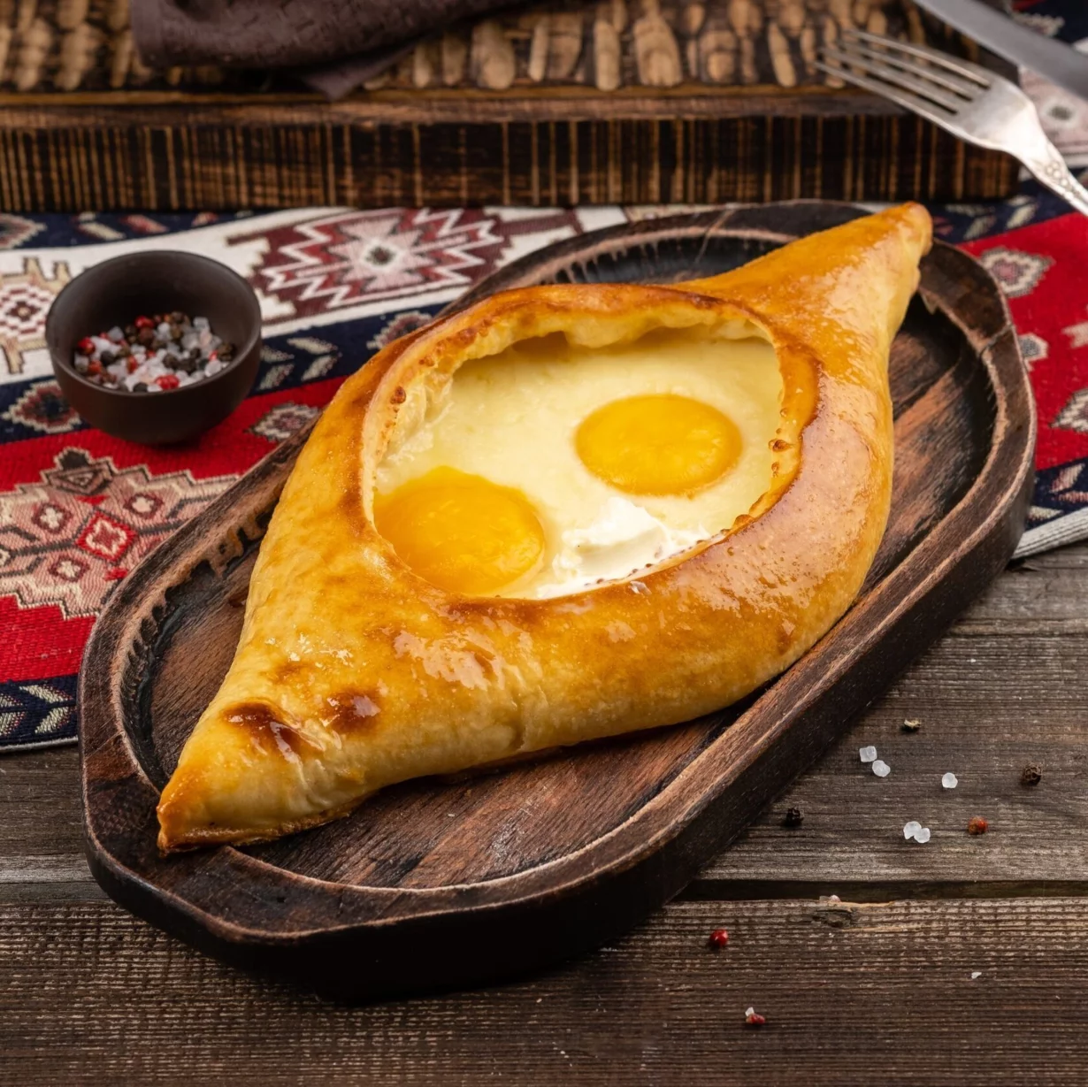 Хачапури по-аджарски в ресторан Georgia Armenia