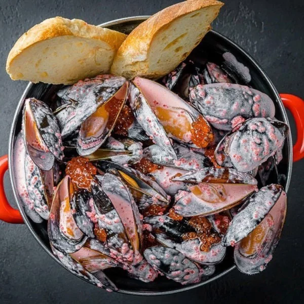 Мидии с красной икрой и щучьей икрой в ресторан Mollusca