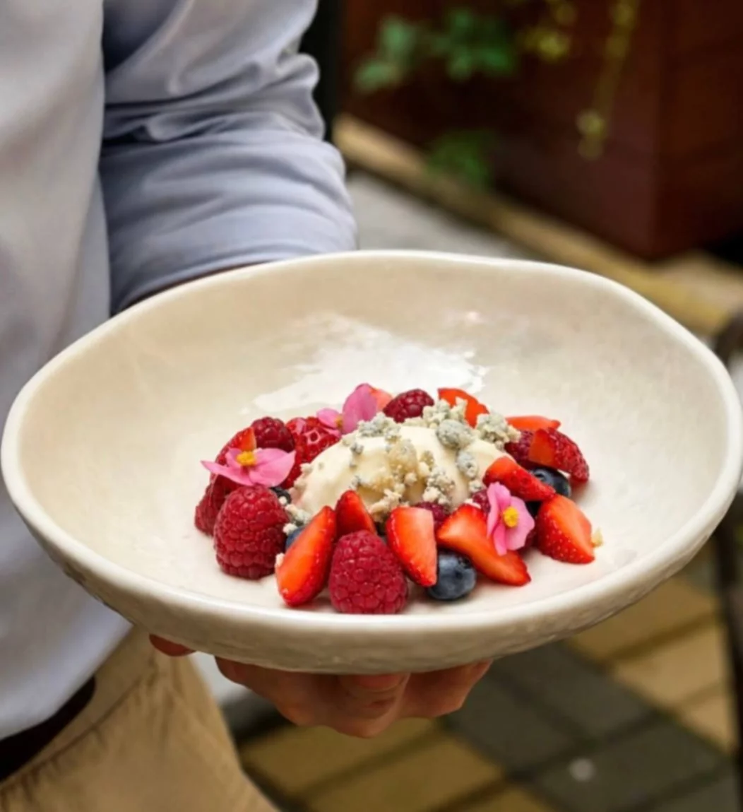 Освежающий сорбет с сезонными ягодами в кафе Bistrot 44