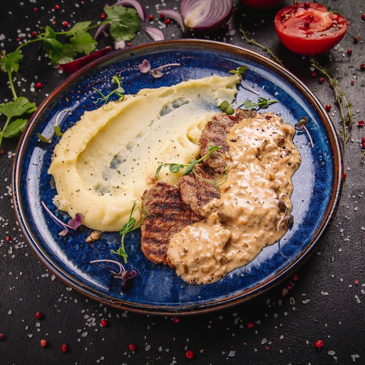 Медальоны из телятины с картофельным пюре и грибным соусом в лаунж Мята Platinum Павелецкая