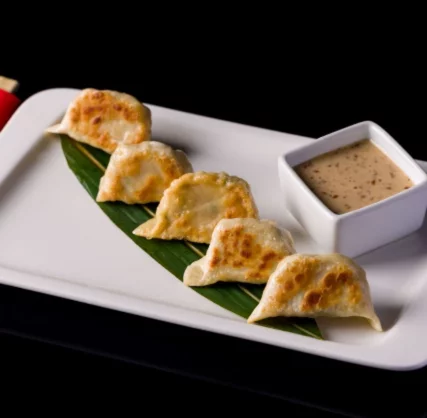 Гёдза с курицей и кунжутным соусом в ресторан Mandarin