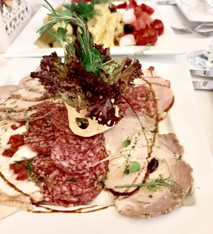 Мясное ассорти с бужениной, свининой "Перечной", подкопченной уткой и "Брауншвейгской" колбасой в банкетный зал Le Glamour