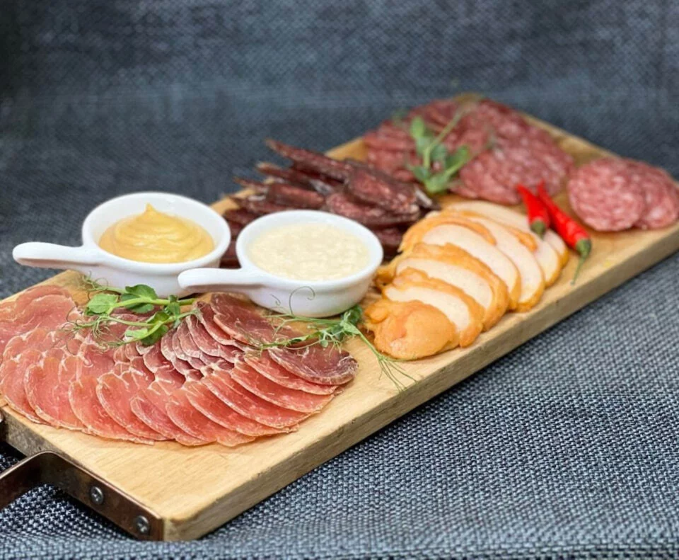Мясная тарелка: копченая куриная грудка , суджук , колбаса с/к, прошутто в ресторан КонгресТ