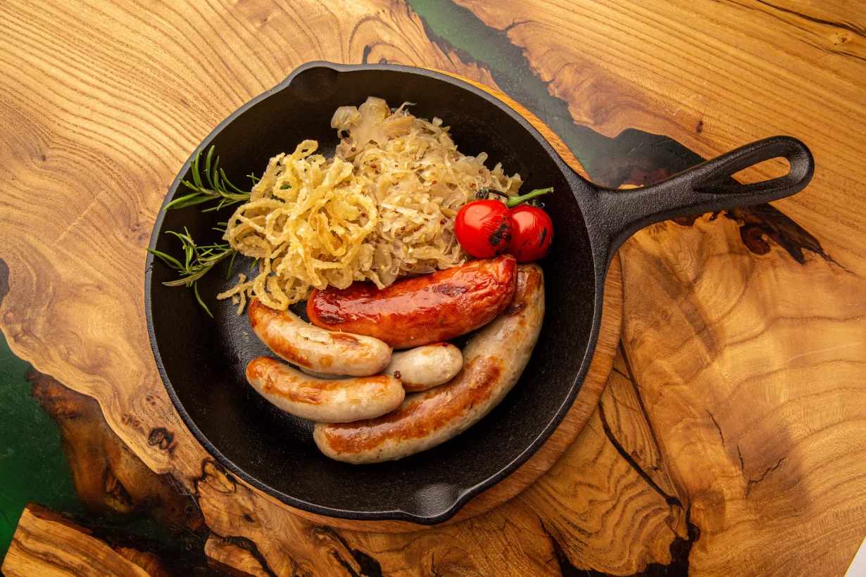 АССОРТИ МЮНХЕНСКИХ КОЛБАСОК С КАПУСТОЙ SAUERKRAUT в ресторан Spaten Haus Grand