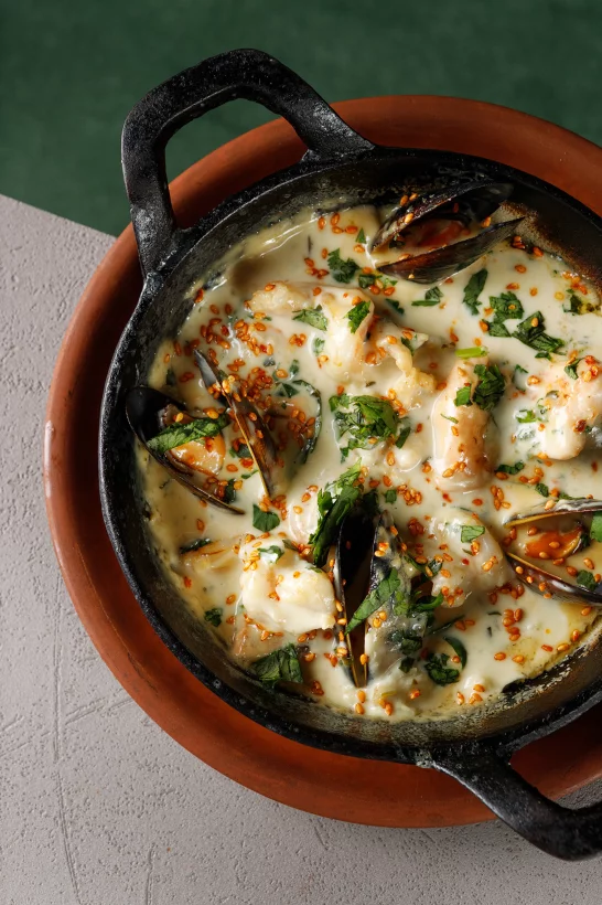 Морепродукты по-чкмерски в сливочно-чесночном соусе в кафе Грин Парк