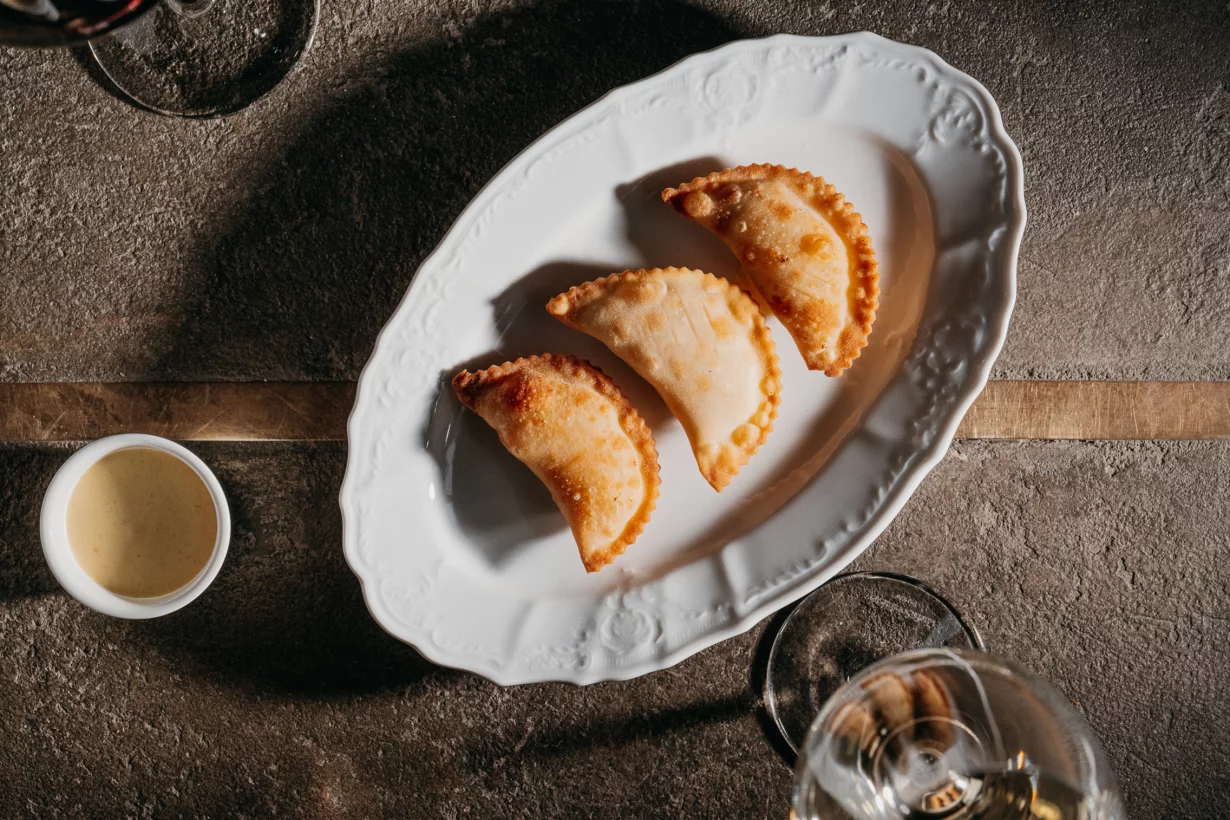 Мини чебуреки с крабом и креветками в ресторан Lele Kitchen & Wine