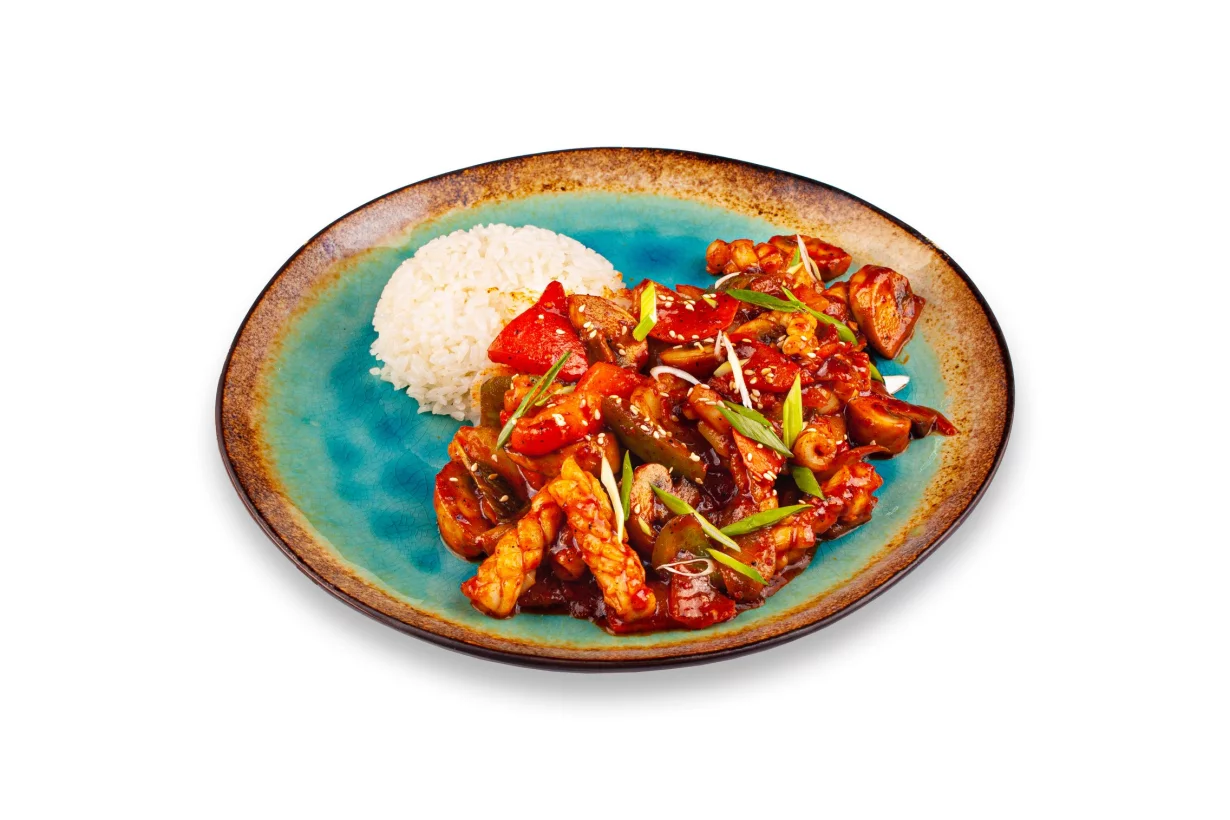 Оджинопоккым(Кальмары с овощами и рисом) в кафе Tokpokki K-pop Cafe