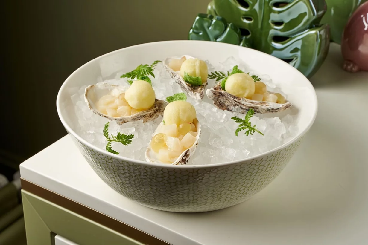 Севиче из гребешка с лаймовым сорбетом и слиовчным кремом в ресторан Sky & Garden
