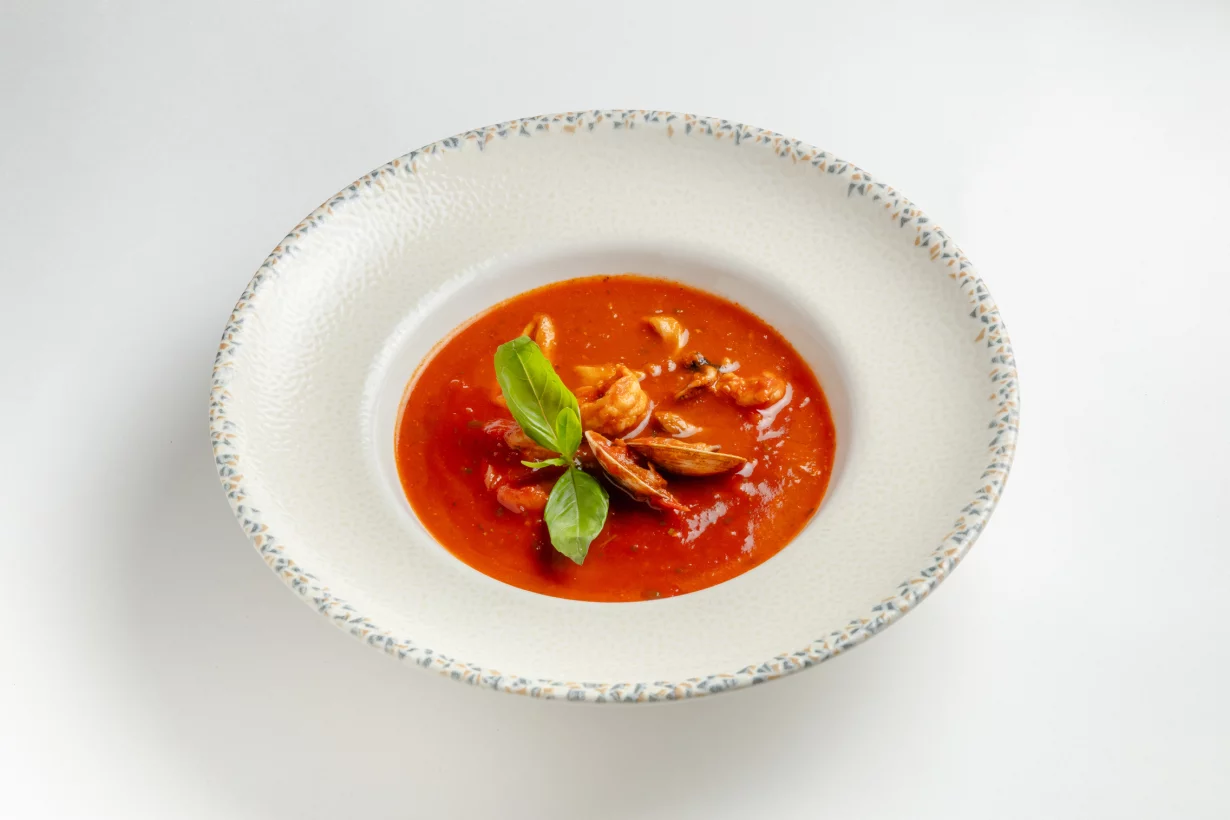 Томатный суп с морепродуктами в ресторан Mario Trattoria