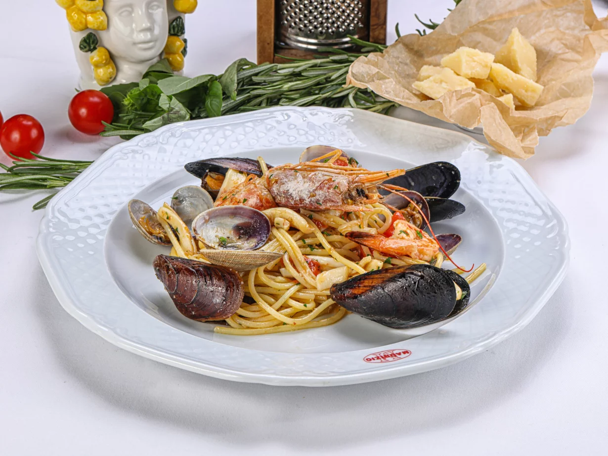 Спагетти с морепродуктами в ресторан Maurizio