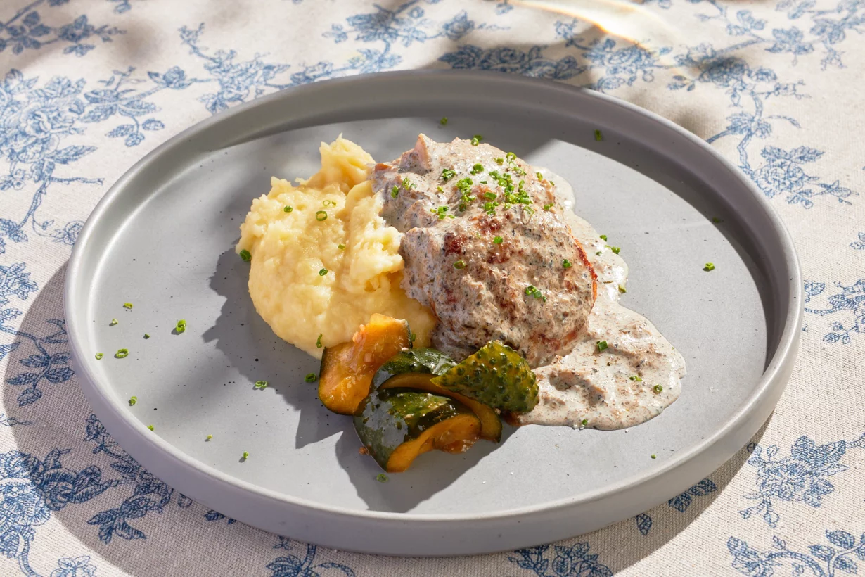 Куриные котлеты с картофельным пюре и грибным соусом в ресторан Большая кухня