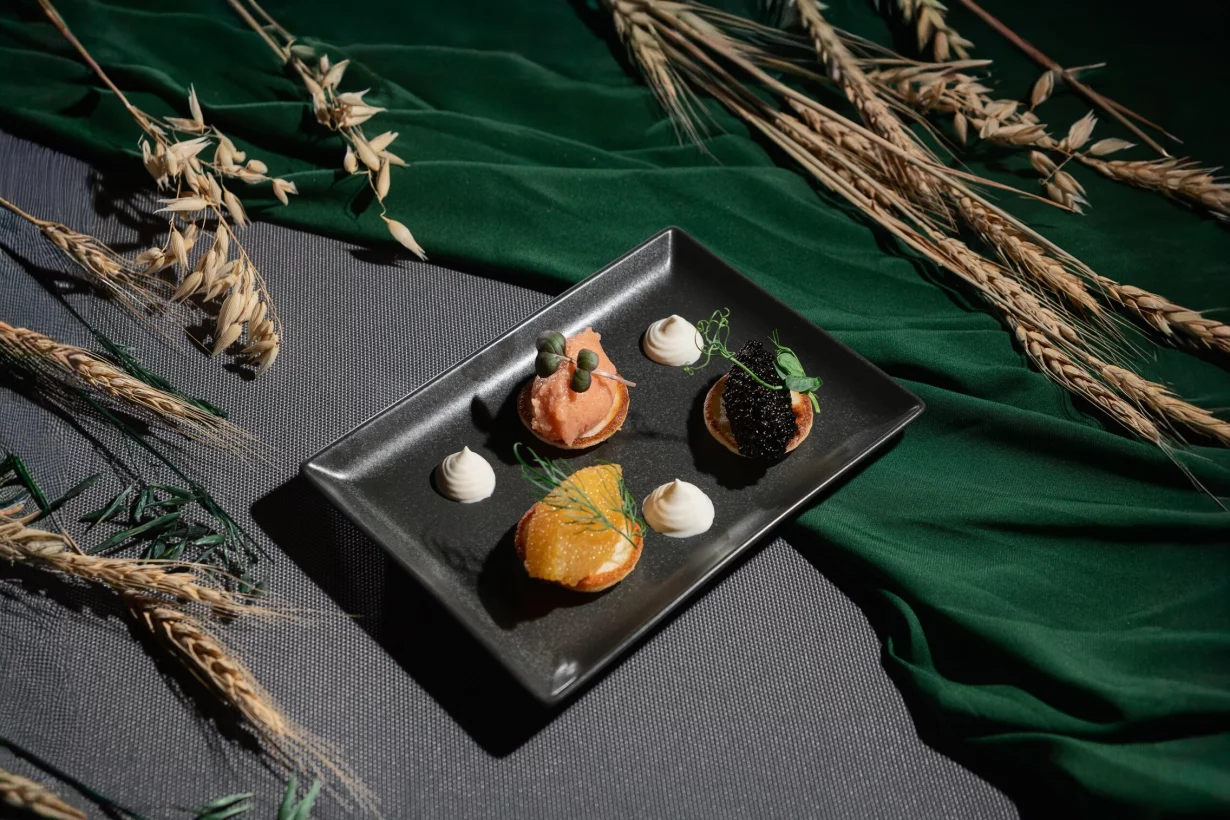 Оладушки мини с икорным разносолом: минтай, палтус, щука в ресторан G&T Gourmet