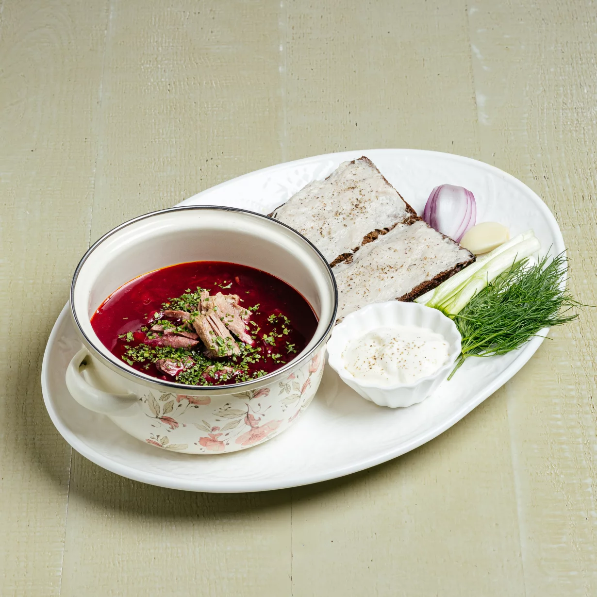 Борщ с говядиной и квашеной капустой в ресторан Mama's
